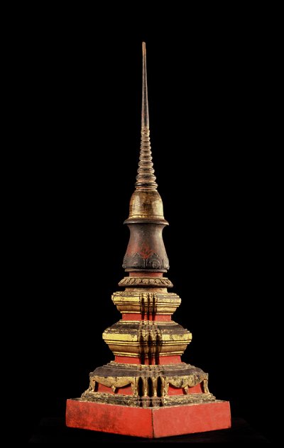 チェディまたは聖遺物箱の塔（木）のモデル 作： Thai School