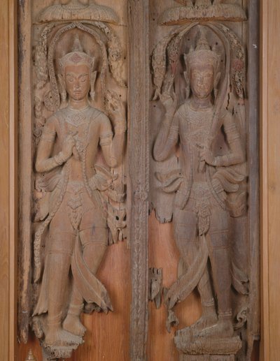 2つの仁王門（木）のゲートのパネル 作： Thai School