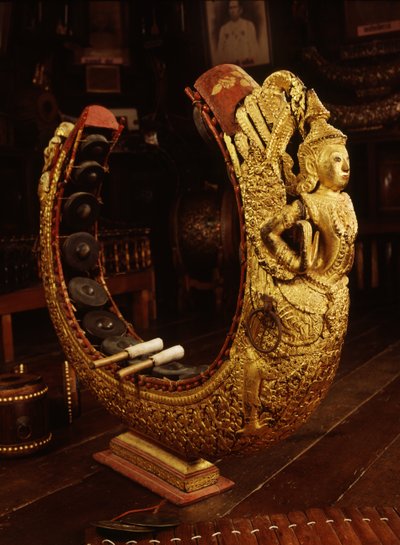 豊かな装飾が施されたコンモン（木と金属） 作： Thai School