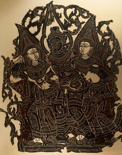 ダサカンタとその妻たちを表現したナンヤイ影絵芝居の場面、革製の彫刻パネル、タイ、タイ文明 作： Thai School