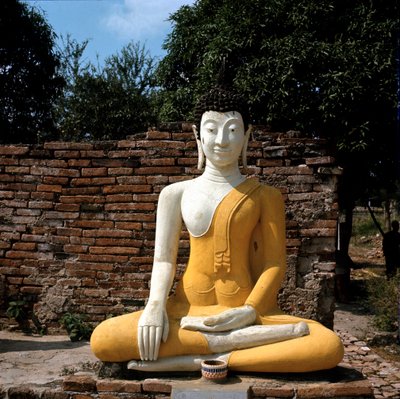 寺院の外に置かれた仏像 作： Thai Thai