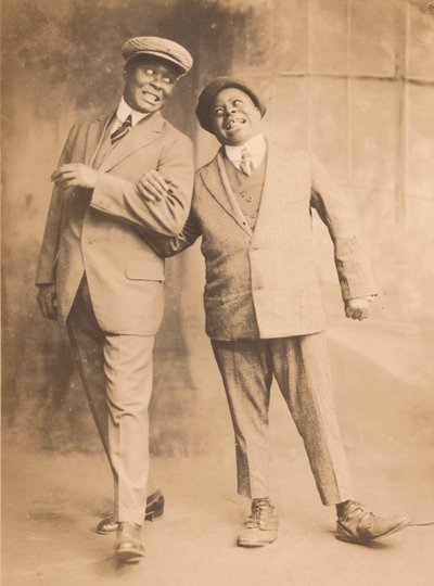 腕を組んでいる 2 人の男性の写真、1910 年代から 1920 年代。 作： The Bell Studio
