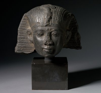 王の頭、第21または22王朝、紀元前1069〜715年 作： Third Intermediate Period Egyptian