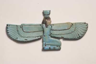 翼のある女神イシスの胸筋（ファイエンス） 作： Third Intermediate Period Egyptian