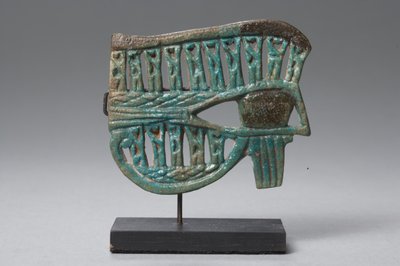 ネヘプカウ神（ファイエンス）のフィギュアが付いたウェジャトアイアミュレット 作： Third Intermediate Period Egyptian
