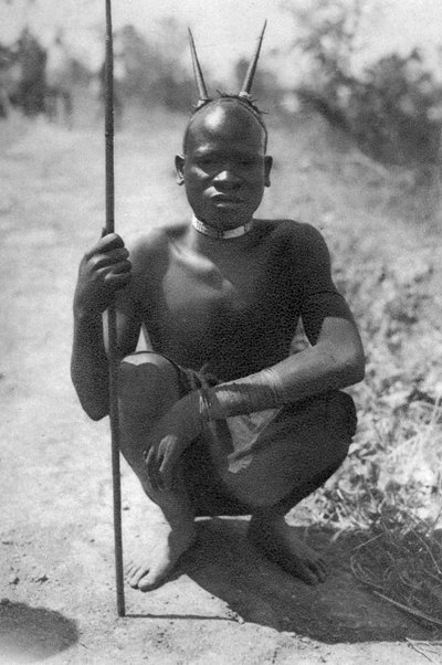 角を持つ少年、Abercorn to Tukuyu、Tanganyika、1925 1927 作： Thomas A. Glover