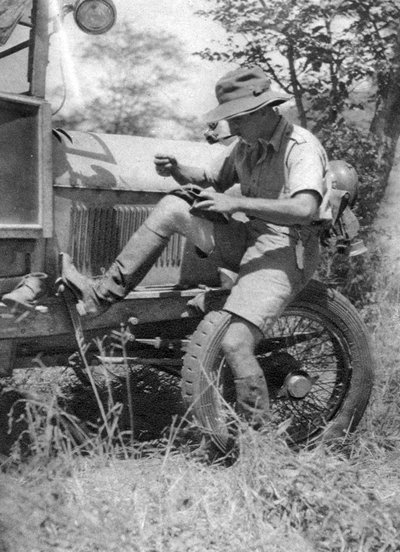 チャップリンコートトリート、フェルトシェーンの靴を修理するイギリスのモーターパイオニア、c1924-c1926 1927 作： Thomas A. Glover