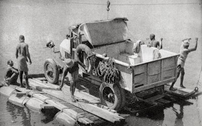 1925年1927年、北ローデシアの壊れたポンツーンでシャンベシ川を渡る 作： Thomas A. Glover