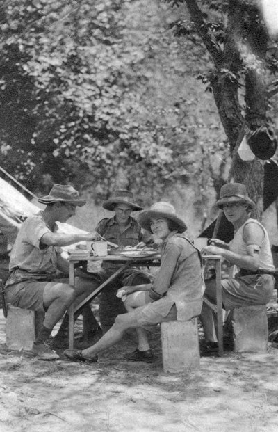 食事時間、リビングストンからブロークンヒル、北ローデシア、1925年1927年。 作： Thomas A. Glover