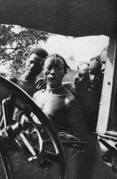 先住民族の男性が初めて白人女性を見たとき、モンガラからスリダンのテラケッカ、1925年1927年 作： Thomas A. Glover