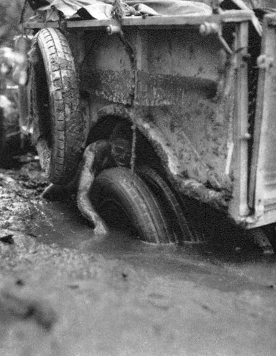 沼地で止まっている、ブラワヨからローデシア南部のデットへ、1927年から1927年。 作： Thomas A. Glover