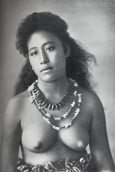 歯と甲羅のネックレスを身に着けたサモアのベル、1902 作： Thomas Andrew