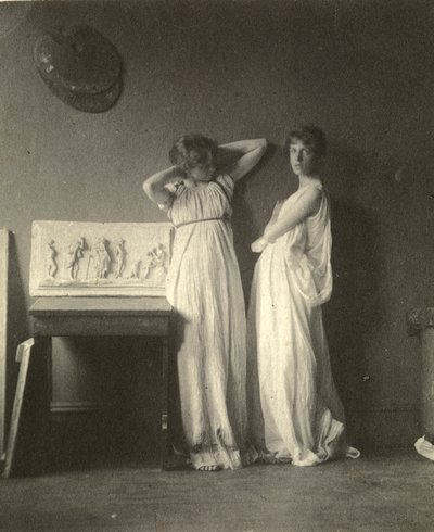 古典的な衣装を着た2人の女性モデルとイーキンズの彫刻「アルカディア」 1883年頃（プラチナ・プリント 作： Thomas Cowperthwait Eakins