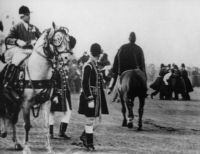 参政権が国会を開くために到着すると、参政権は王を攻撃しようとします、1908 作： Thomas E. and Horace Grant Grant