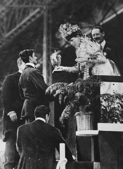 アレクサンドラ女王、1908年7月のオリンピックマラソン優勝を記念して特別なカップをドランドに手渡した。 作： Thomas E. and Horace Grant Grant
