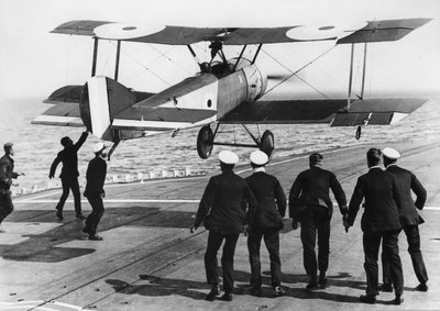 1917年8月2日、HMSフューリアスにソッピースの子犬を着陸させる中隊司令官エドウィンダニング 作： Thomas E. and Horace Grant Grant