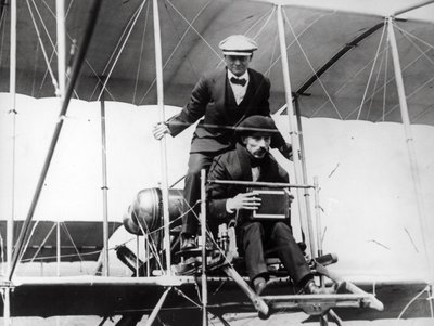 トーマスE.グラント、フライスマシンでルイスターナー氏と一緒に食の写真を撮る、1912年 作： Thomas E. and Horace Grant Grant