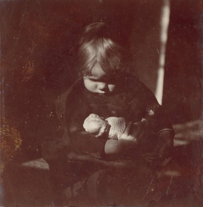 膝の上に人形を持つベティ・レイノルズ、カリフォルニア州。 1885年。 作： Thomas Eakins