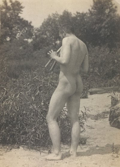 トーマス・イーキンズ、ヌード、パイプ演奏、カリフォルニア州。 1883年。 作： Thomas Eakins