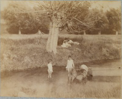[クリークで遊ぶ 3 人の子供と犬、1883 年 7 月 4 日]、1883 年。 作： Thomas Eakins