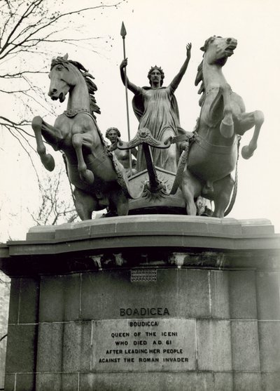Boadicea and Her Daughters、ブロンズ彫刻グループ、1885年 作： Thomas Thornycroft