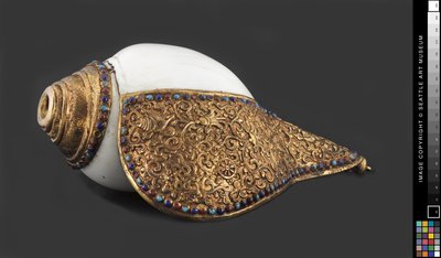仏教の儀式用シェルトランペット、1750〜1850年頃（巻き貝の殻、金色の銅合金、半貴石） 作： Tibetan School