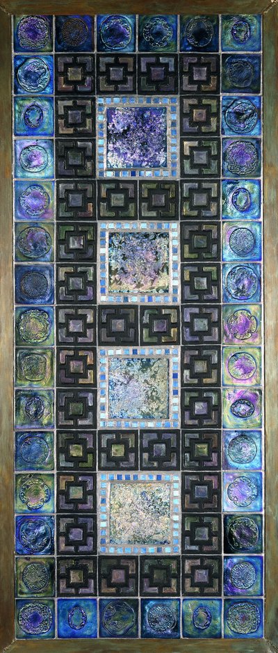 花と幾何学的なデザインで成形された、20世紀のファブリルグラスタイルパネル 作： Tiffany Studios
