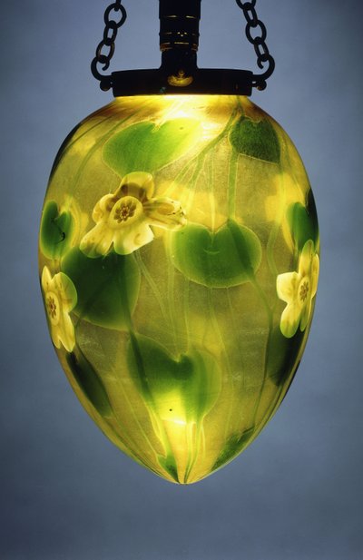 緑の葉とつる植物と黄色の虹色の花で飾られた吊り提灯、 作： Tiffany Studios