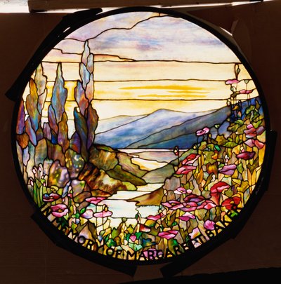 夕日と山のある窓、ティファニースタジオ、1900年頃 作： Tiffany Studios