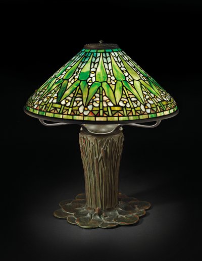 アローヘッドテーブルランプ、1910年頃（鉛ガラスとブロンズ） 作： Tiffany and Company