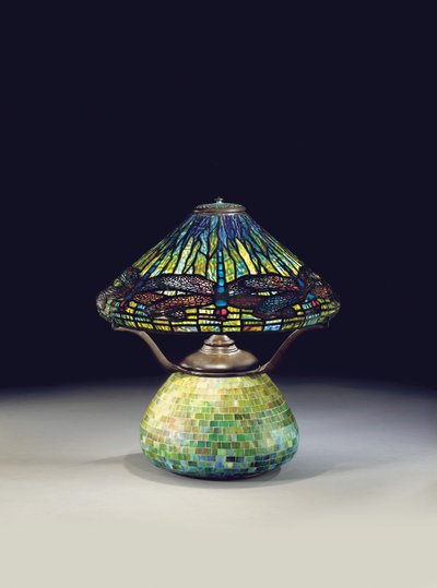 トンボテーブルランプ、1910年頃（鉛ガラスとモザイク） 作： Tiffany and Company