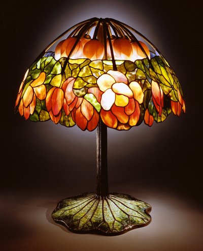 「ロータス」ランプ、c.1900-10（鉛ガラス、ブロンズ、モザイク） 作： Tiffany and Company