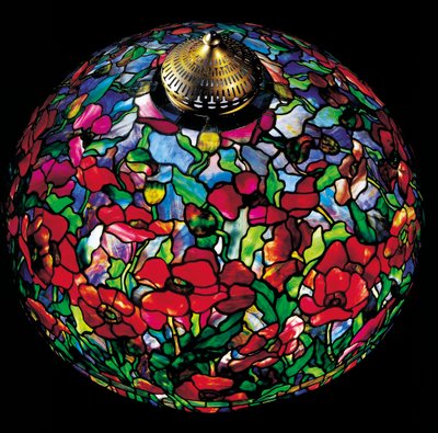 「ポピー」フロアランプ、1910年頃（鉛ガラスと金箔の青銅） 作： Tiffany and Company