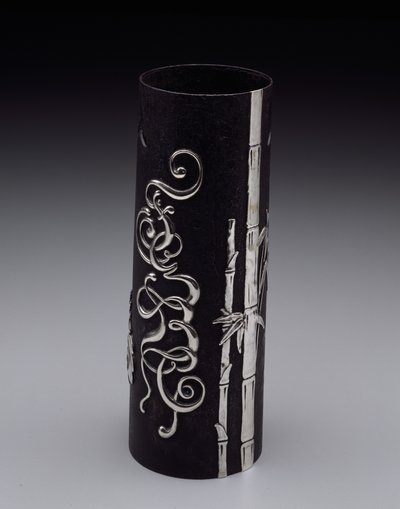 花瓶、c.1877-85（鉄と銀） 作： Tiffany and Company