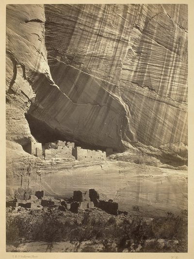 キャニオン・デ・シェルの古代遺跡、ニューメキシコ州。現在のキャニオン層から50フィート上のニッチにある。 作： Timothy O