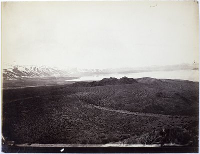 モノ湖、火山、標高13,000フィート 作： Timothy O