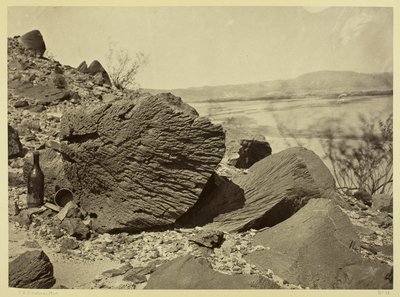 アリゾナ州、フォーティフィケーション・ロックの下、漂砂によって削られた岩 作： Timothy O