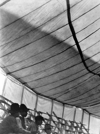 サーカスのテント（大ロシアのサーカス）、メキシコシティ、1924 作： Tina Modotti