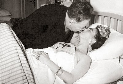 1940年メキシコシティ、コヨアカン、ブルーハウス（カーサアズール）でフリーダカーロとディエゴリベラ 作： Tina Modotti