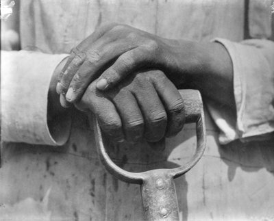 メキシコ、建設労働者の手、1926年 作： Tina Modotti