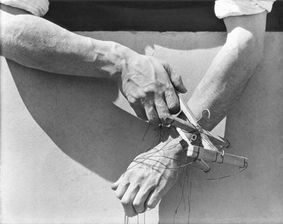 操り人形師の手、1929 作： Tina Modotti