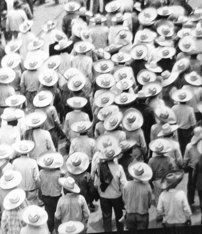 労働者の行進、メキシコシティ、1926年 作： Tina Modotti