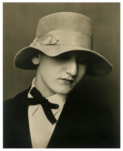 アニタ・ブレナーの肖像、1925年頃 作： Tina Modotti