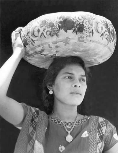 メキシコ、テワンテペックの女性、1929年 作： Tina Modotti