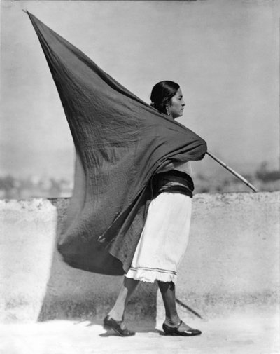 旗を持つ女性、メキシコシティ、1928 作： Tina Modotti