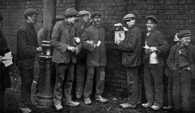 石炭ストに対する投票、1912年1月、ペンドルベリー、ウィートシーフ炭鉱、c1920 作： Topical Press Agency