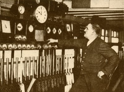 1930年、ロンドンとノースイースタン鉄道のリバプール・ストリート駅で毎日の時報を記録しています。 作： Topical Press Agency