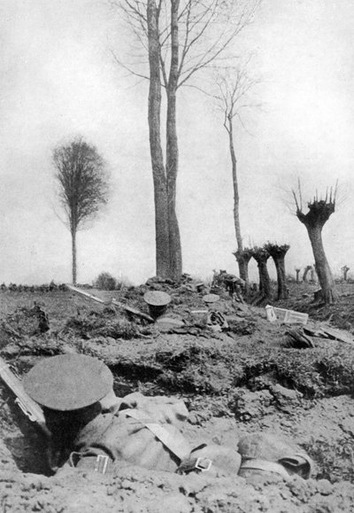 ドイツ人を待っているキングスリバプール連隊、第一次世界大戦、1914-1918、c1920 作： Topical Press Agency