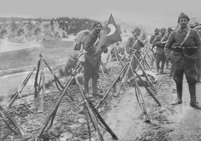 安静時のトルコ歩兵柱、1914年頃 作： Turkish Photographer