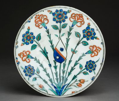 ヨーロッパの紋章のある皿、イズニック陶器、トルコ語、1570年頃（釉薬の下に多色の石膏を貼り付けたもの） 作： Turkish School